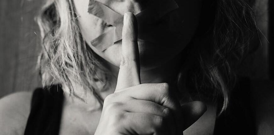 Made, silenzio, donna, Caroniti